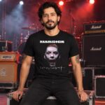 Modelo con playera negra de Rammstein en concierto