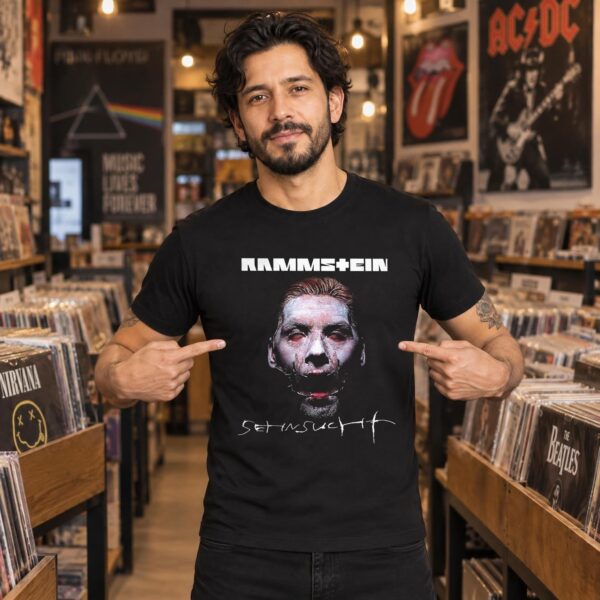 Modelo con playera negra de Rammstein en tienda de discos