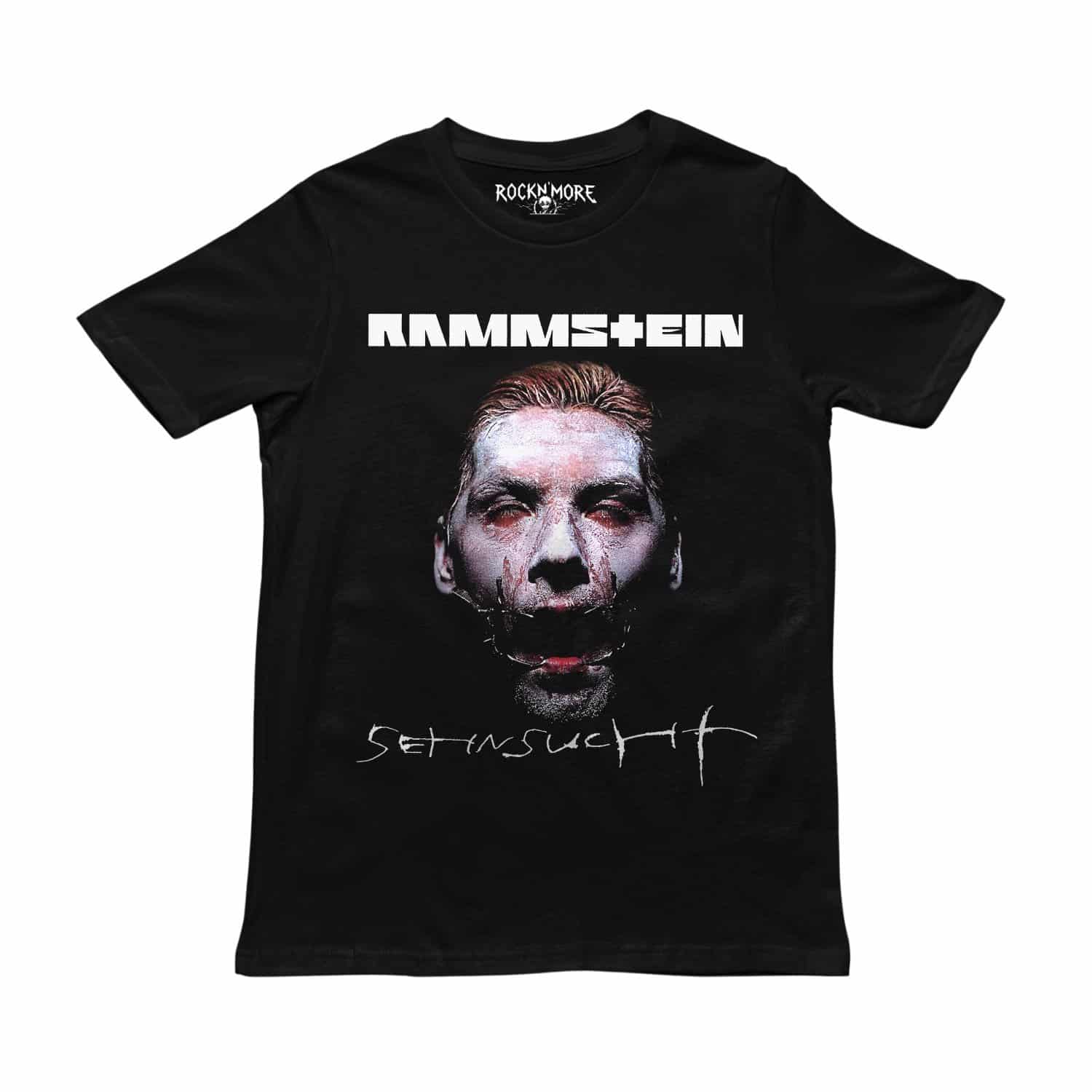 Playera negra con el arte de Sehnsucht de Rammstein: rostro con arnés y logo de la banda