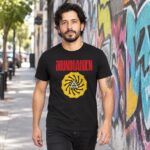 Modelo con playera negra de Soundgarden en calle con grafiti