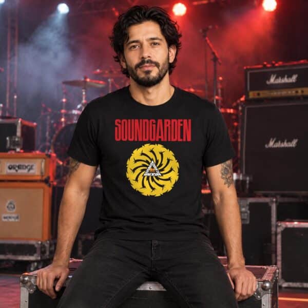 Modelo con playera negra de Soundgarden en concierto