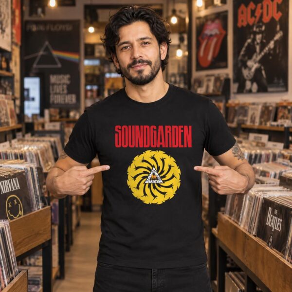 Modelo con playera negra de Soundgarden en tienda de discos