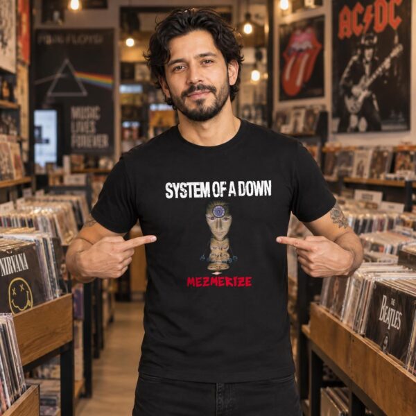 Modelo con playera negra de System of a Down en tienda de discos