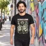 Modelo con playera negra de System of a Down en calle con grafiti