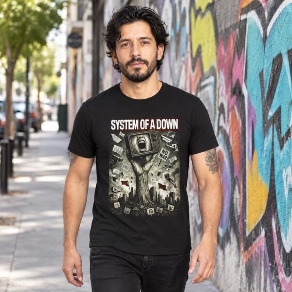 Modelo con playera negra de System of a Down en calle con grafiti