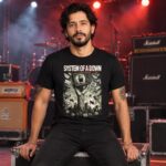 Modelo con playera negra de System of a Down en concierto
