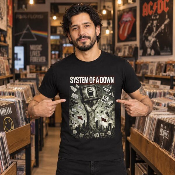 Modelo con playera negra de System of a Down en tienda de discos