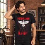 Modelo con playera negra de System of a Down en taller de ladrillo
