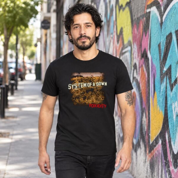 Modelo con playera negra de Toxicity en calle con grafiti