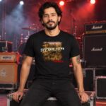 Modelo con playera negra de Toxicity en concierto