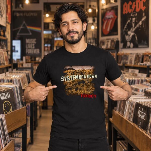 Modelo con playera negra de Toxicity en tienda de discos