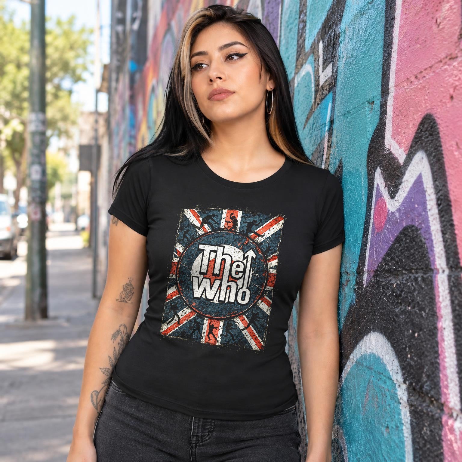 Modelo con playera negra corte dama de The Who en calle con grafiti