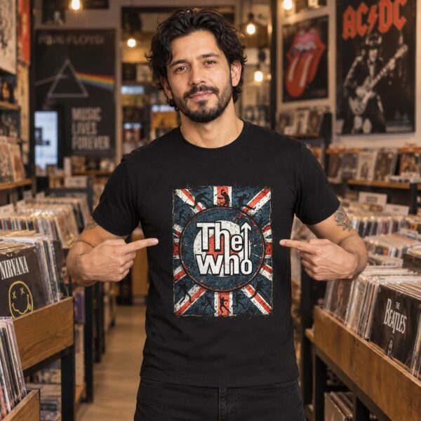 Modelo con playera negra de The Who en tienda de discos