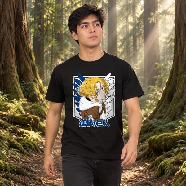 Modelo con playera negra de 10 en bosque de árboles gigantes modelo 1