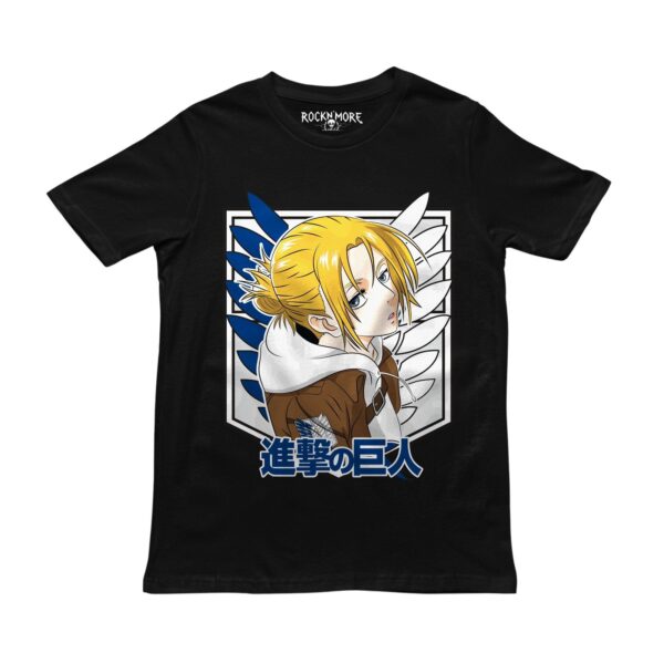 Playera negra con ilustración de Annie Leonhart de Attack on Titan y el escudo de alas azules