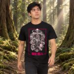 Modelo con playera negra de 6 en bosque de árboles gigantes modelo 1