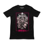 Playera negra con collage de Titanes de Attack on Titan en rosa y kanji magenta al frente
