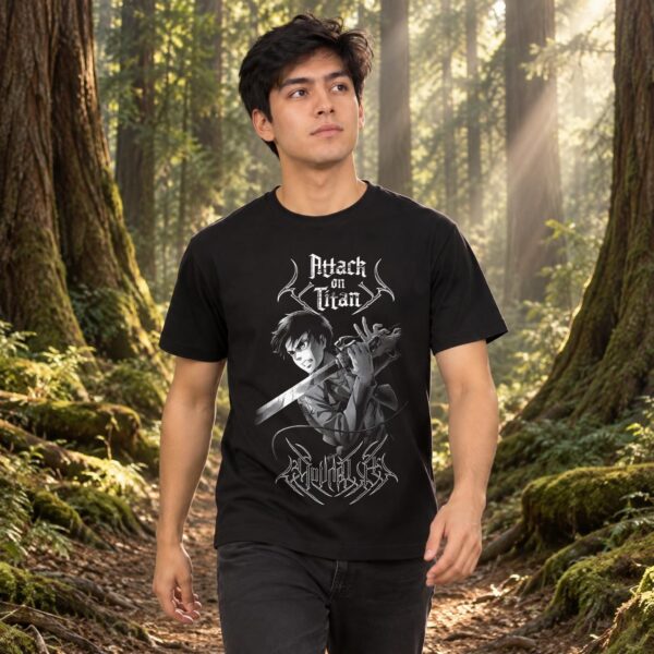 Modelo con playera negra de Attack on Titan en bosque de árboles gigantes modelo 1