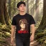 Modelo con playera negra de 12 en bosque de árboles gigantes modelo 1