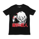 Playera negra con el rostro del Titán de Ataque en blanco y el kanji de Attack on Titan en rojo
