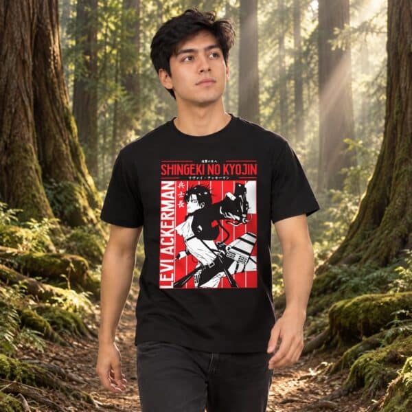 Modelo con playera negra de 3 en bosque de árboles gigantes modelo 1