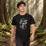 Modelo con playera negra de 16 en bosque de árboles gigantes modelo 1