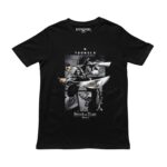 Playera negra con estampado de Levi de Attack on Titan en combate y viñetas en escala de grises