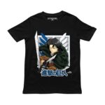 Playera negra con ilustración de Levi de Attack on Titan y el emblema de las Alas de la Libertad