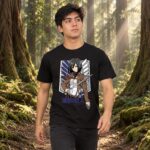 Modelo con playera negra de 11 en bosque de árboles gigantes modelo 1