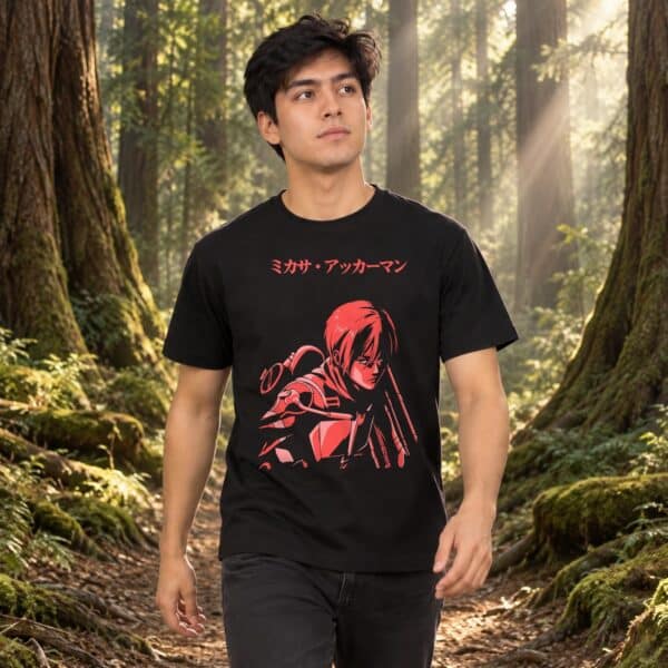Modelo con playera negra de Attack on Titan en bosque de árboles gigantes modelo 1