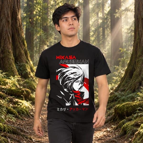 Modelo con playera negra de Attack on Titan en bosque de árboles gigantes modelo 1