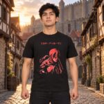 Modelo con playera negra de Attack on Titan en ciudad amurallada modelo 1