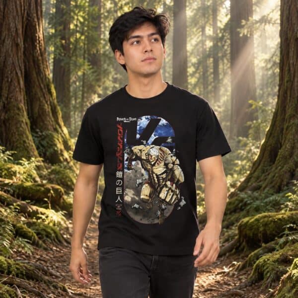 Modelo con playera negra de Attack on Titan en bosque de árboles gigantes modelo 1