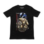 Playera negra con estampado del Titán Acorazado de Attack on Titan en estilo semitono