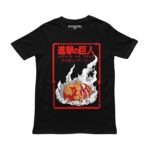 Playera negra con diseño de Attack on Titan: Titán Acorazado entre humo y marco rojo con kanji
