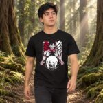 Modelo con playera negra de 9 en bosque de árboles gigantes modelo 1