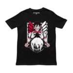 Playera negra con el Titan de Ataque de Attack on Titan y el escudo de las Alas de la Libertad