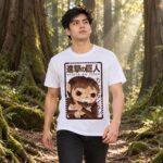 Modelo con playera blanca de Attack on Titan en bosque de árboles gigantes modelo 1