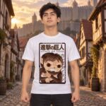 Modelo con playera blanca de Attack on Titan en ciudad amurallada modelo 1