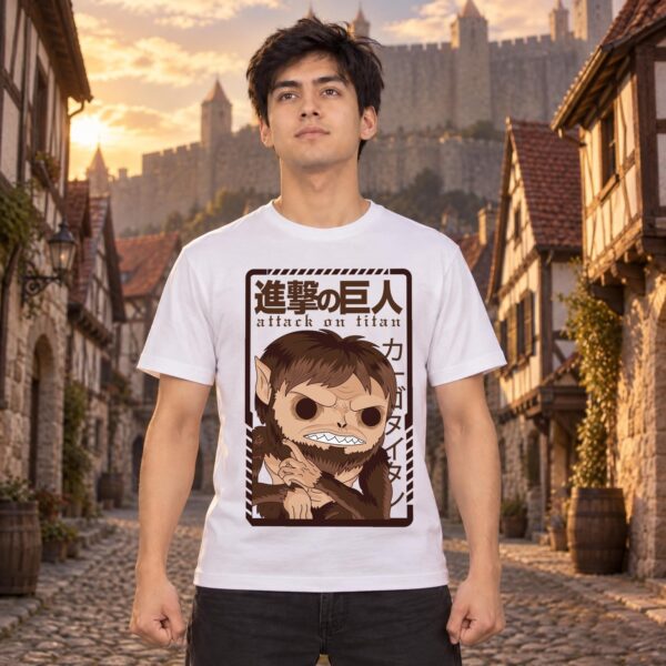 Modelo con playera blanca de Attack on Titan en ciudad amurallada modelo 1
