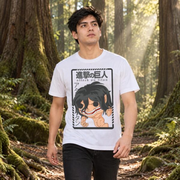 Modelo con playera blanca de Attack on Titan en bosque de árboles gigantes modelo 1
