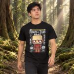 Modelo con playera negra de Attack on Titan en bosque de árboles gigantes modelo 1