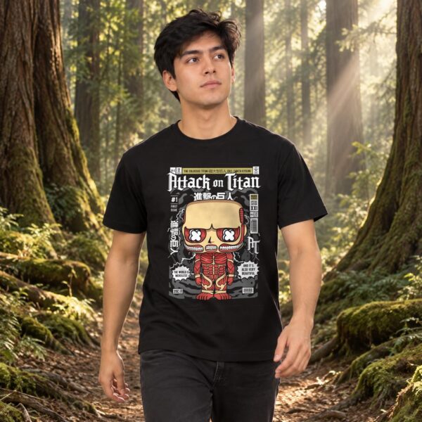 Modelo con playera negra de Attack on Titan en bosque de árboles gigantes modelo 1