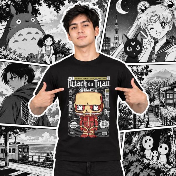 Modelo con playera negra de Attack on Titan en manga japonés