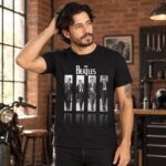Modelo con playera negra de The Beatles en taller de ladrillo
