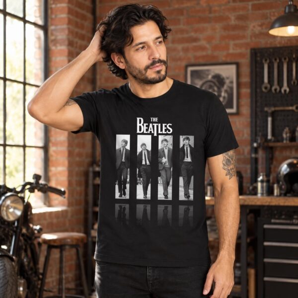Modelo con playera negra de The Beatles en taller de ladrillo