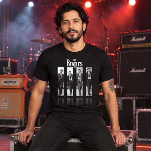 Modelo con playera negra de The Beatles en concierto