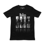 Playera negra con diseño de The Beatles en cuatro paneles blanco y negro y logo de la banda