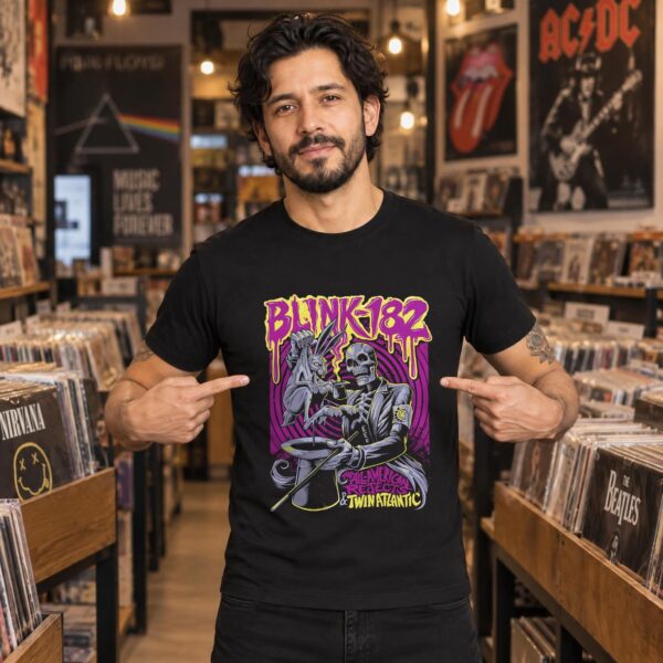 Modelo con playera negra de Blink 182 en tienda de discos