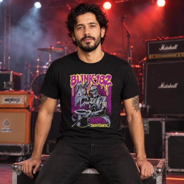 Modelo con playera negra de Blink 182 en concierto